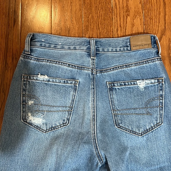 AMERICAN EAGLE mom jeans DISTRESSED  CURVY HIGH RISE IN SIZE 0 - Picture 6 of 8